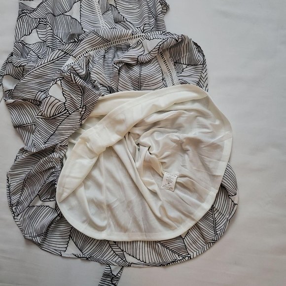 Sienna Sky Women's Leaf Print Surplice Ruffled Short Dress Size Small NWT - Picture 5 of 15